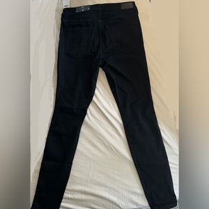 NWT Hollister ripped jeans. Perfect condition